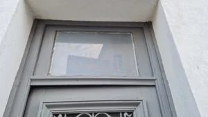 vitre avant la rénovation de porte